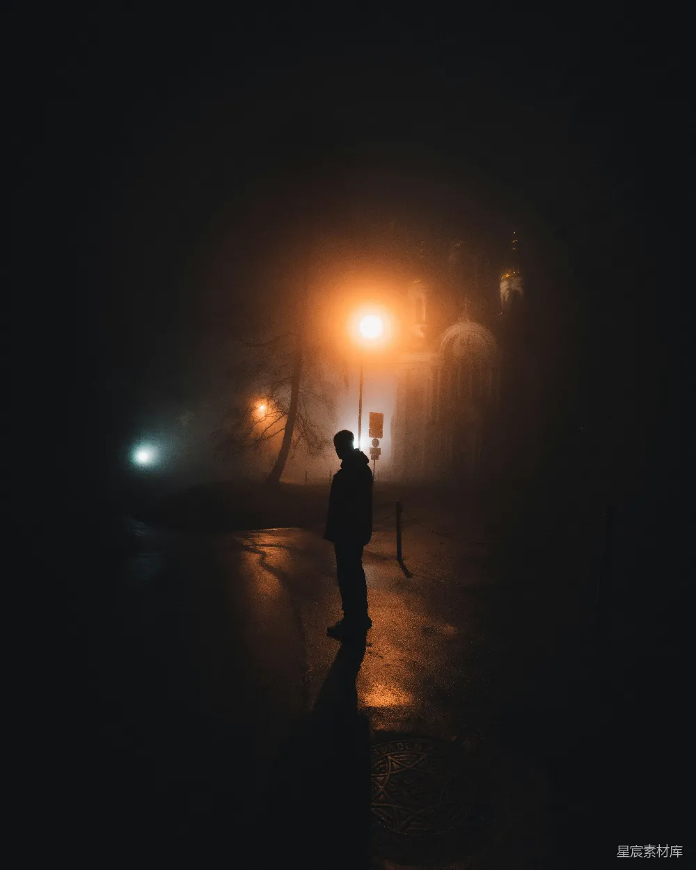 高清摄影 夜景 孤独 雾气 城市 人像 夜雾中的孤独身影