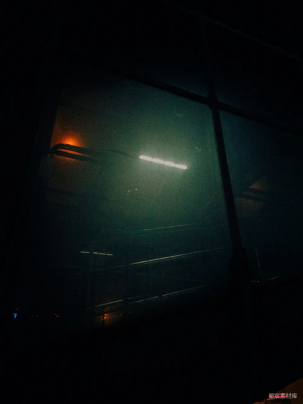 高清摄影 窗户 昏暗 夜晚 光束 建筑 昏暗中的窗户