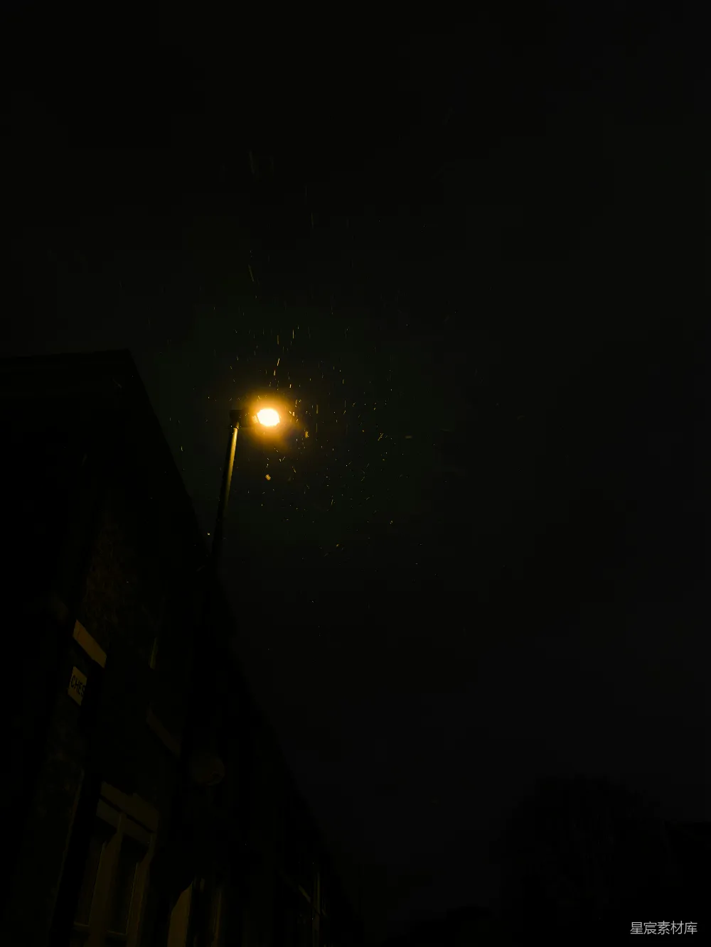 高清摄影 街灯 雪夜 夜晚 城市 氛围 街灯下的雪夜