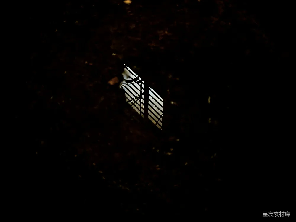 高清摄影 黑暗 窗户 神秘 夜晚 建筑 黑暗中的窗户