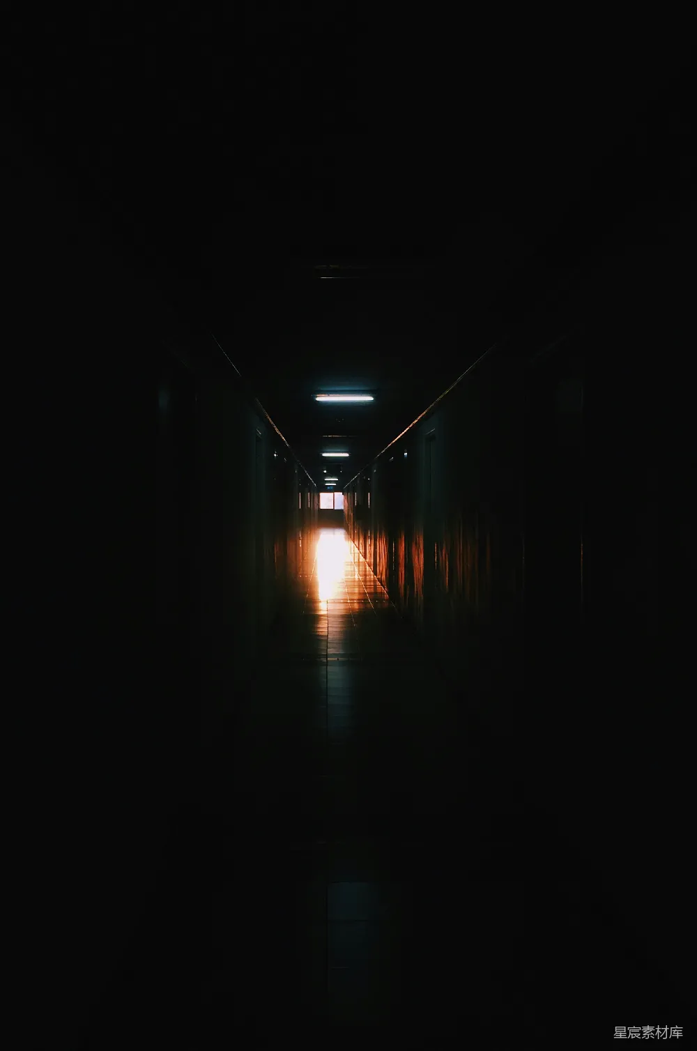 高清摄影 走廊 黑暗 光线 神秘 旅途 黑暗中的光
