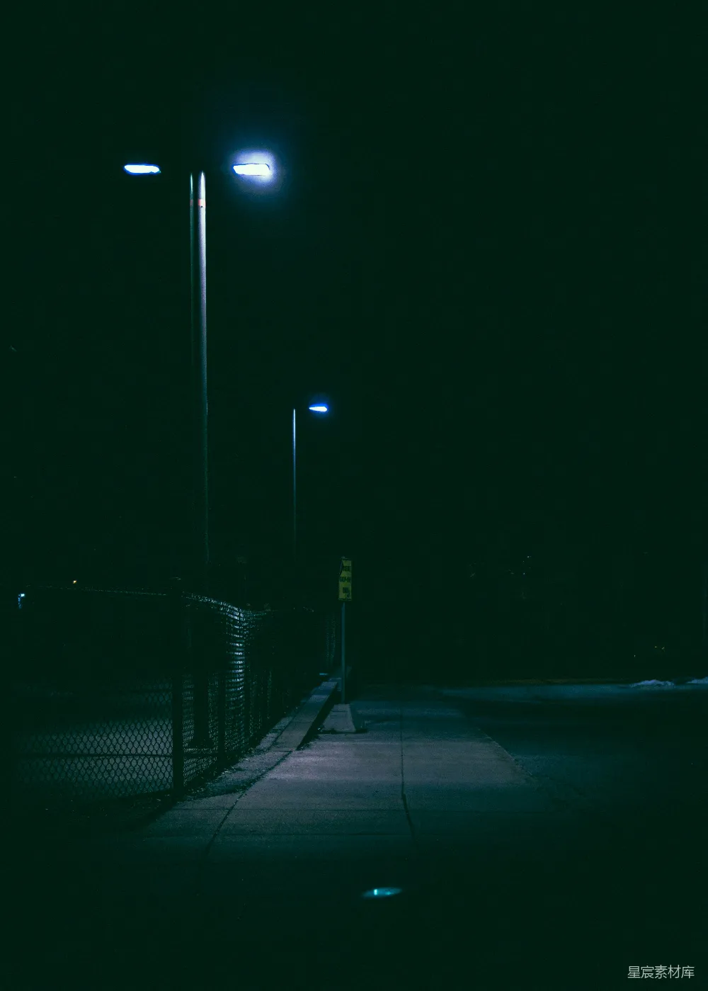 高清摄影 夜晚 路灯 城市 宁静 氛围 夜色中的路灯
