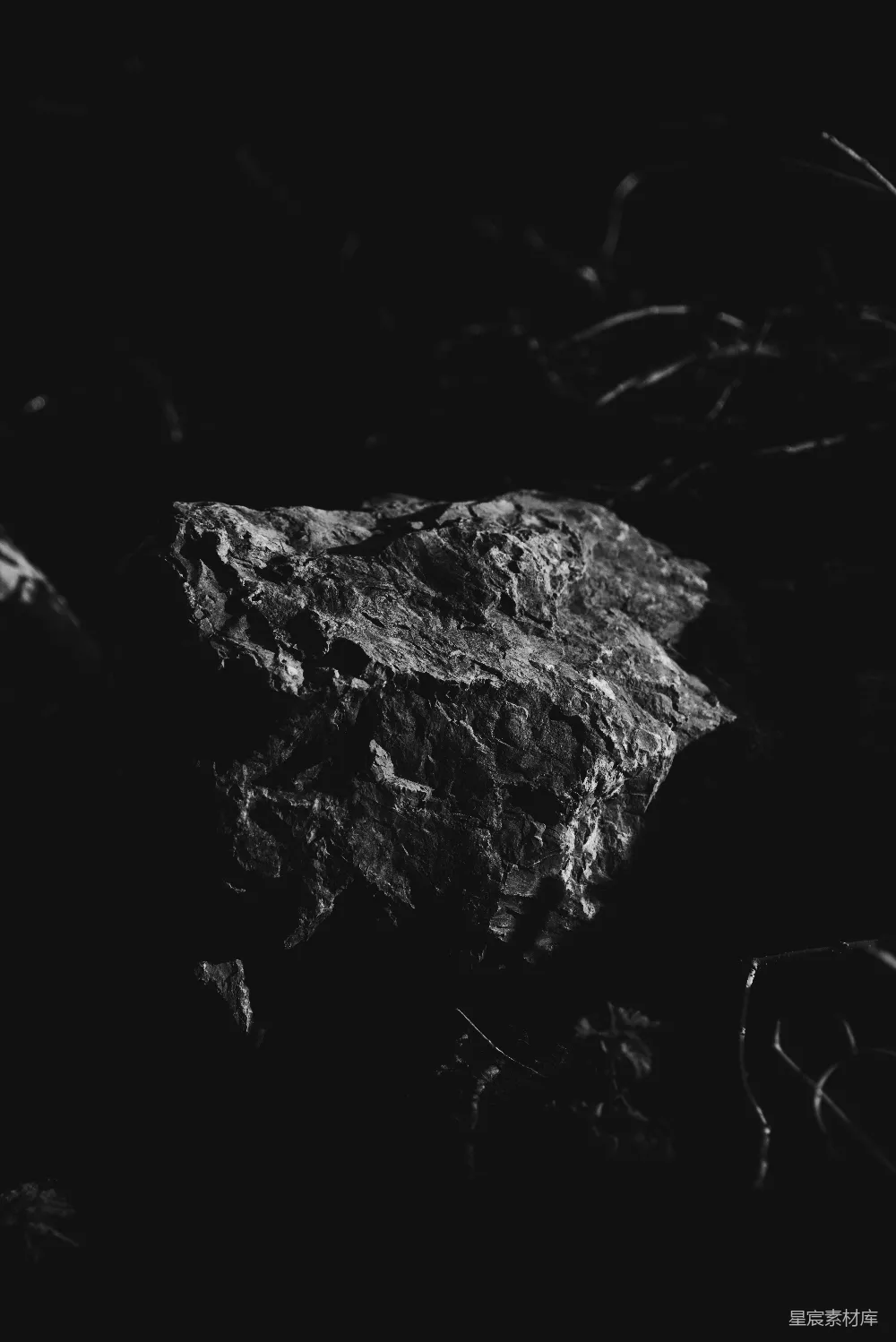 高清摄影 岩石 黑暗 自然 黑白 宁静 暗夜中的岩石