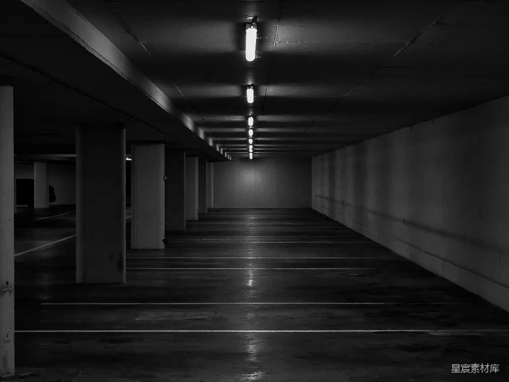 高清摄影 地下停车场 昏暗 黑白 空旷 工业 昏暗的地下停车场