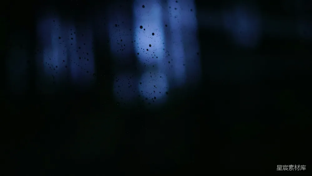 这张图片展示了一个夜晚雨夜中的窗户，透过窗户可以看到外面的朦胧景象和雨滴。窗户上布满了雨滴，营造出一种宁静而略带忧郁的氛围。这种场景适合用作背景音乐或电影的场景，传达一种孤独或思念的情感。