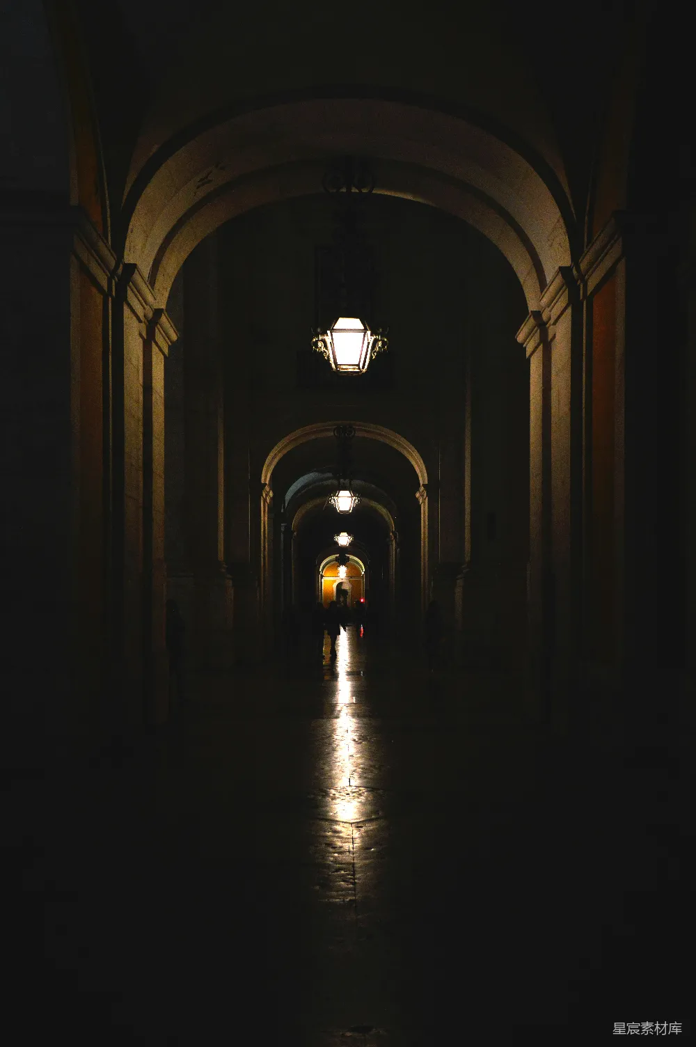 高清摄影 夜景 走廊 城市 灯光 建筑 幽暗走廊的灯光
