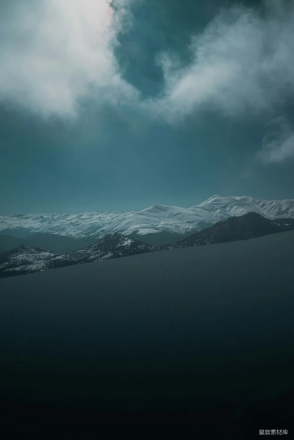 高清摄影 雪山 云雾 宁静 自然 风景 雪山之巅的宁静