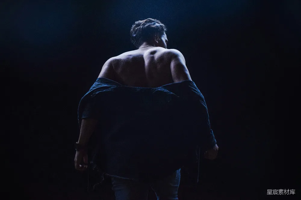 高清摄影 背影 男人 深色背景 单人 夜晚 背影中的男人
