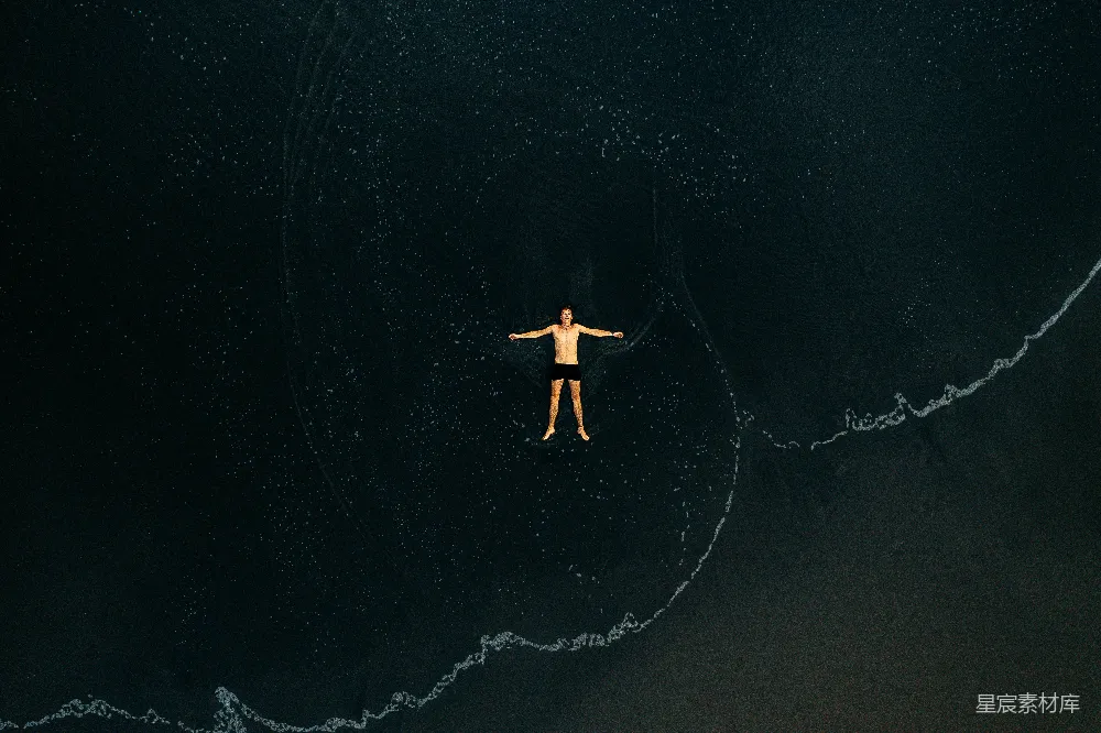 高清摄影 深海 漂浮 宁静 孤独 水面 深海中的漂浮者