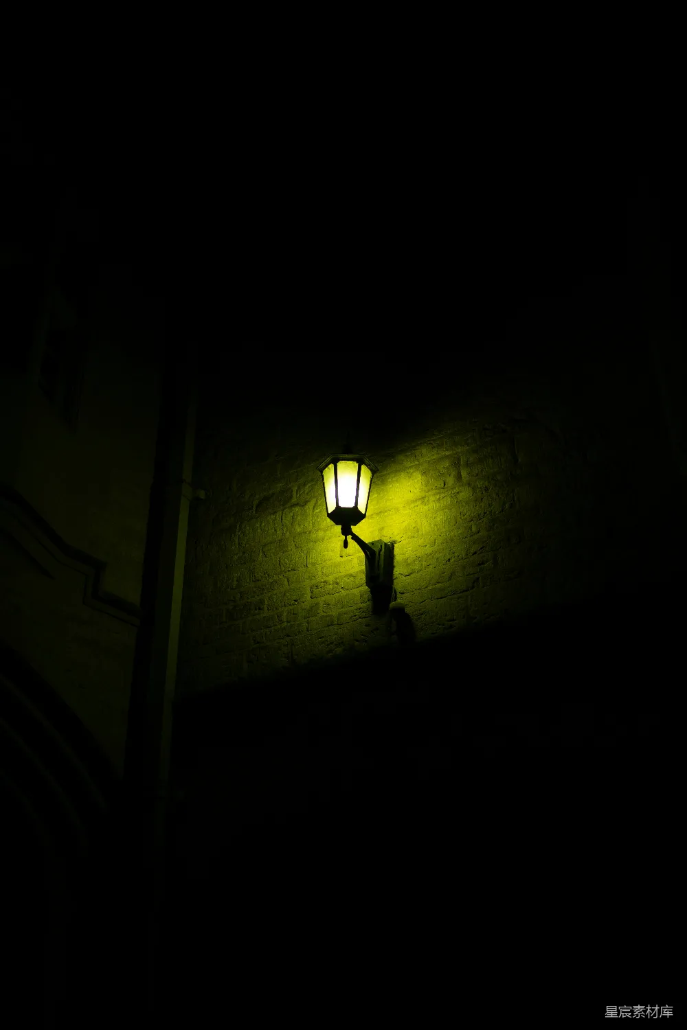 高清摄影 夜景 砖墙 街灯 黑暗 宁静 夜幕下的砖墙与街灯