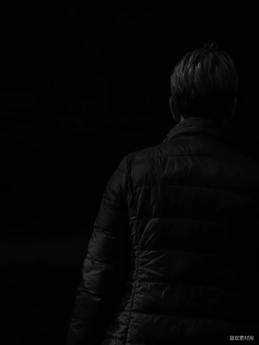 高清摄影 黑暗 孤独 背影 深思 夜景 背影中的孤独