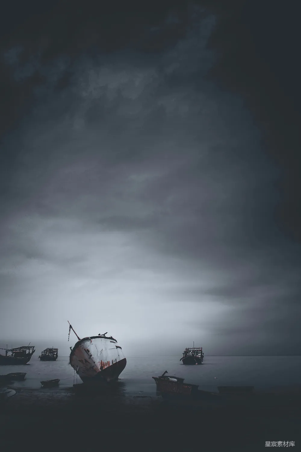 高清摄影 沉船 阴天 海洋 废弃 孤独 阴沉海面的沉船