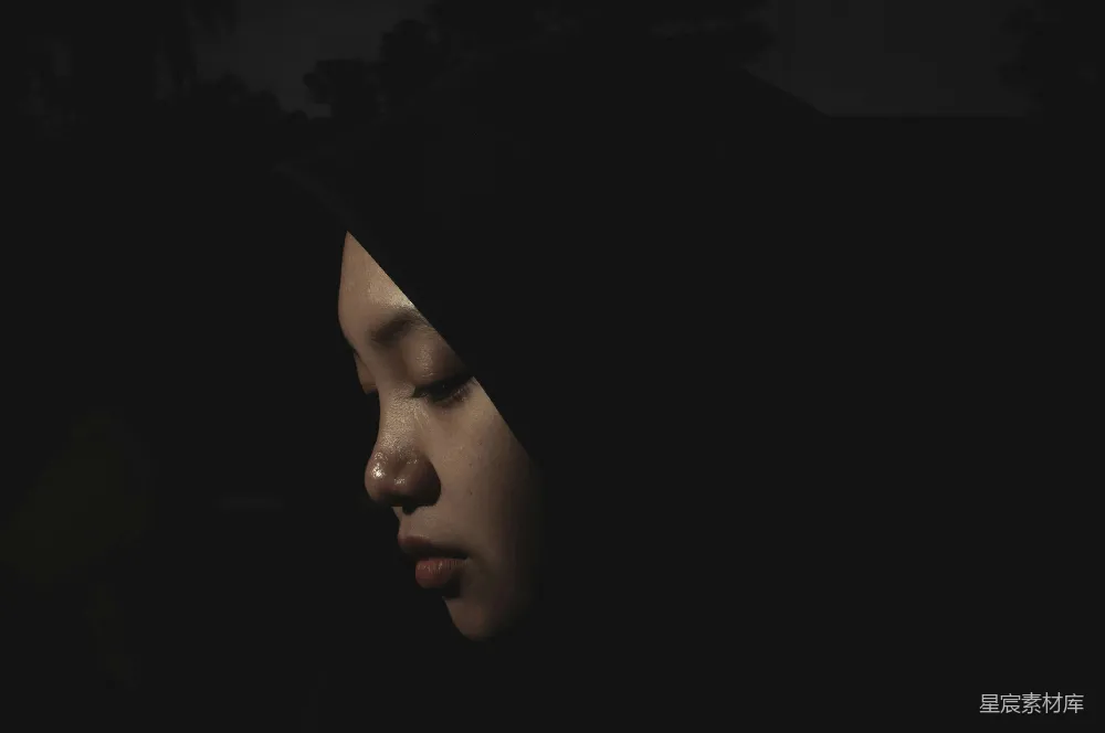 高清摄影 黑暗 沉思 孤独 情绪 人物 黑暗中的沉思