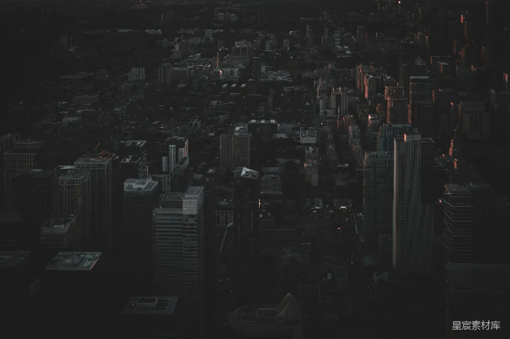 这张图片展示了城市在夕阳下的剪影，高楼大厦在落日余晖的映衬下显得格外壮观。建筑物的轮廓在昏暗的天色中清晰可见，呈现出一种宁静而沉稳的氛围。适合用于城市风光、建筑美学或都市生活的主题。