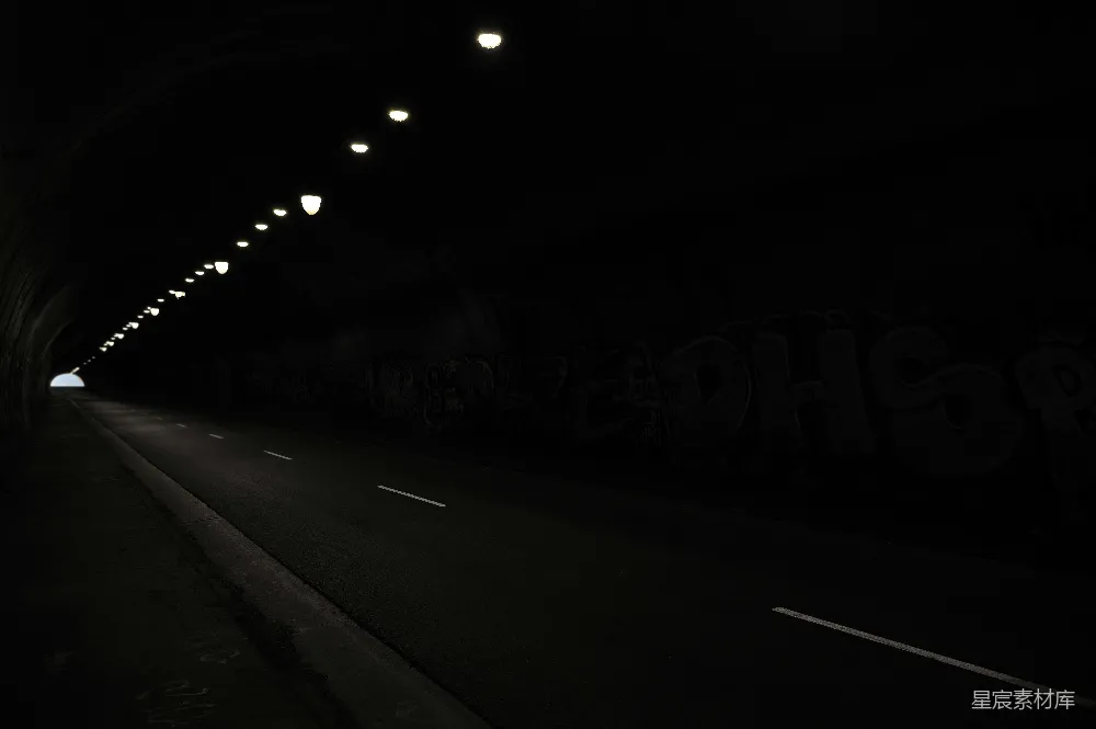 高清摄影 隧道 黑暗 城市 街头艺术 孤独 黑暗隧道中的光影