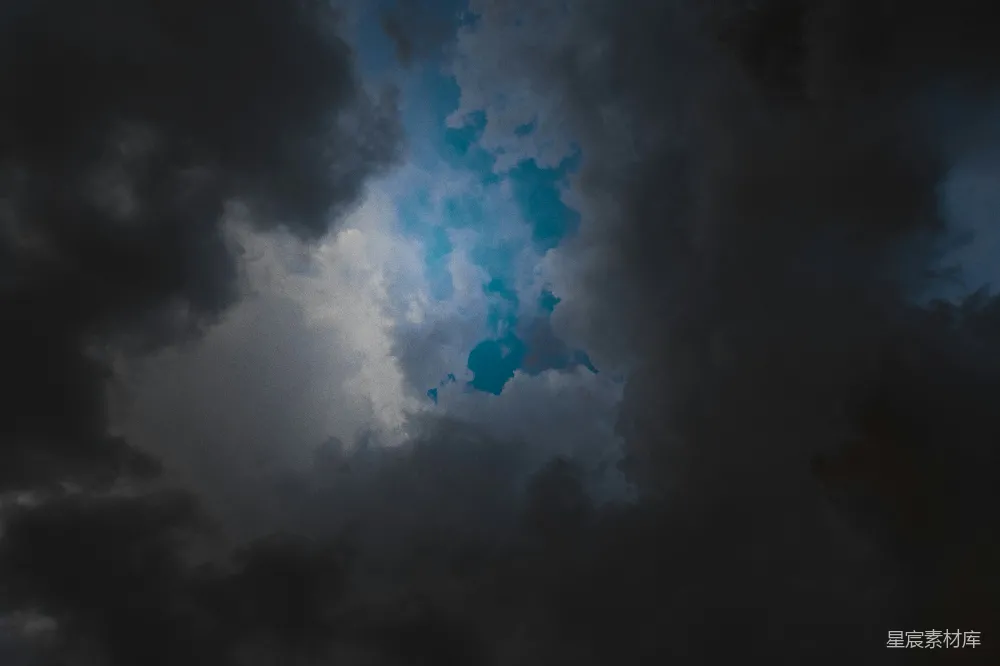高清摄影 天空 云层 自然 宁静 氛围 乌云中的蓝色天空