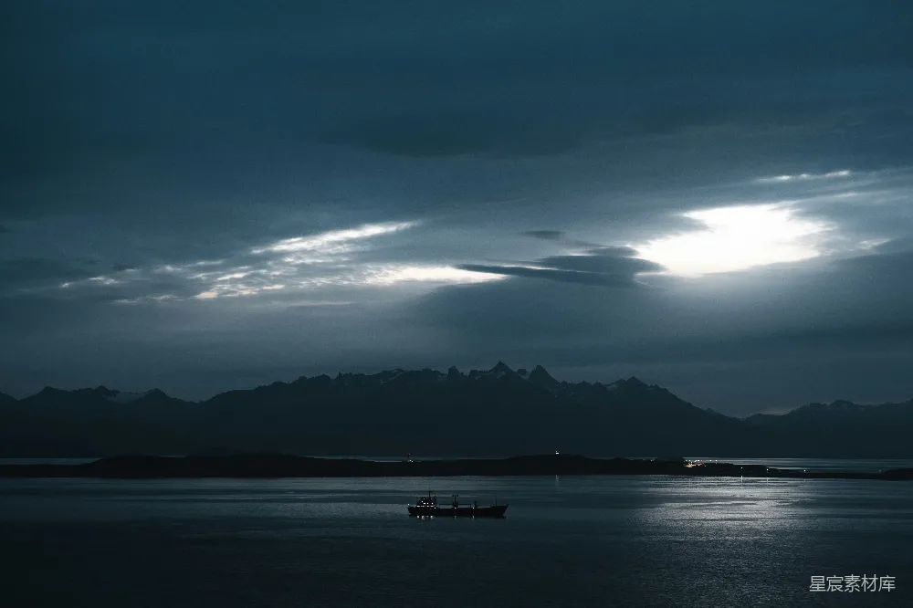 高清摄影 夜景 宁静 山脉 船 自然 夜幕下的宁静海湾