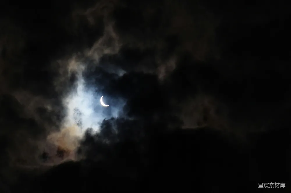 高清摄影 月食 夜晚 云层 自然景观 天文现象 月食之夜