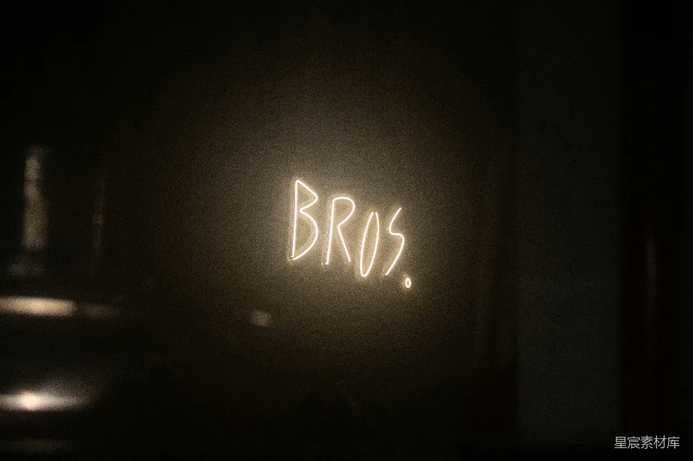 高清摄影 霓虹灯 酒吧 兄弟 夜间 氛围 霓虹灯牌上的BROS