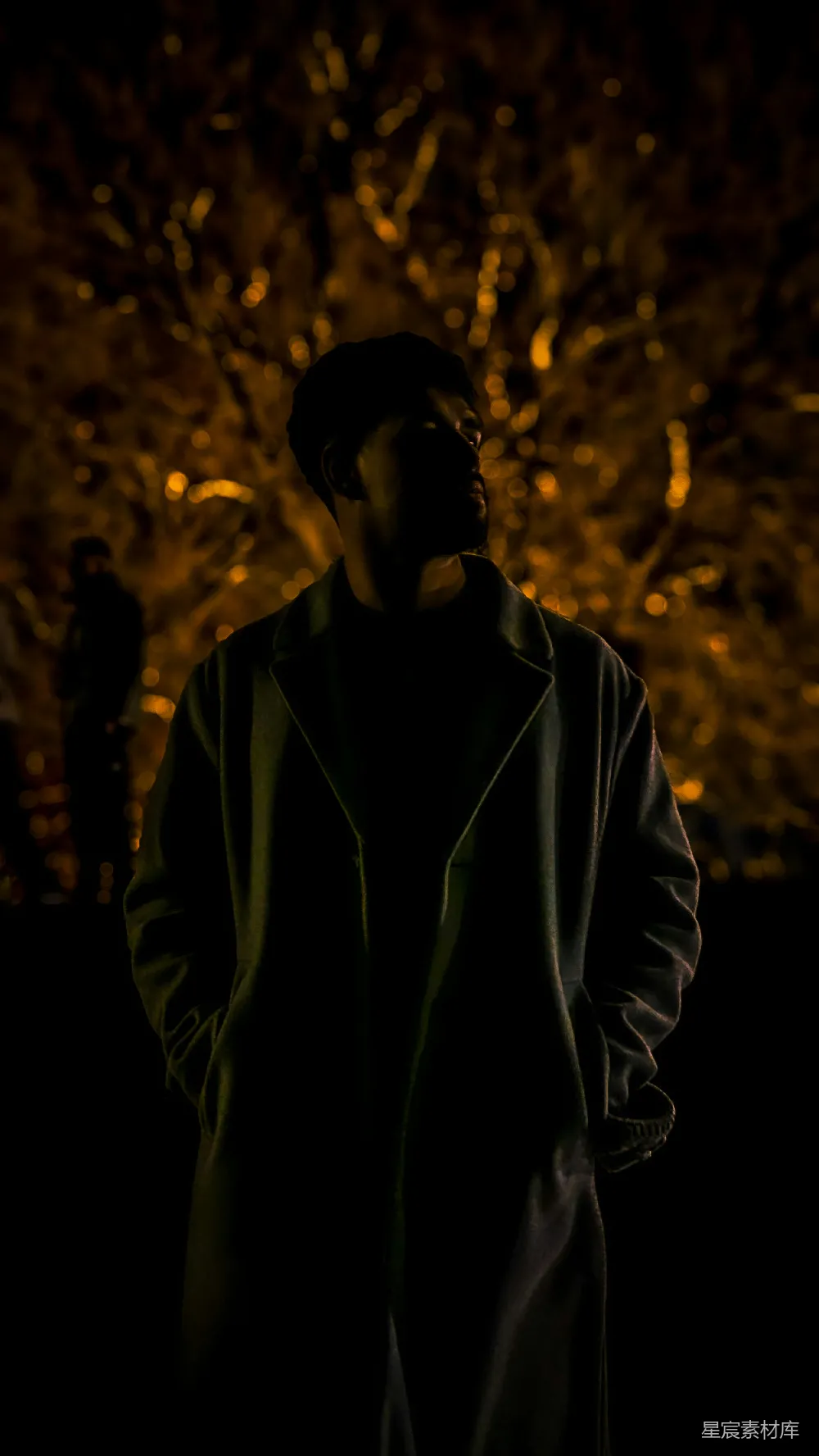 高清摄影 夜晚 光影效果 孤独 都市 深沉 夜色中的黑衣男子