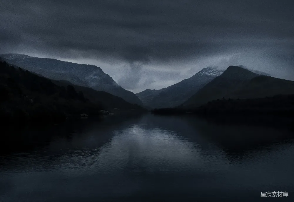 高清摄影 山景 湖水 阴天 自然风光 宁静 阴云密布的山间湖景