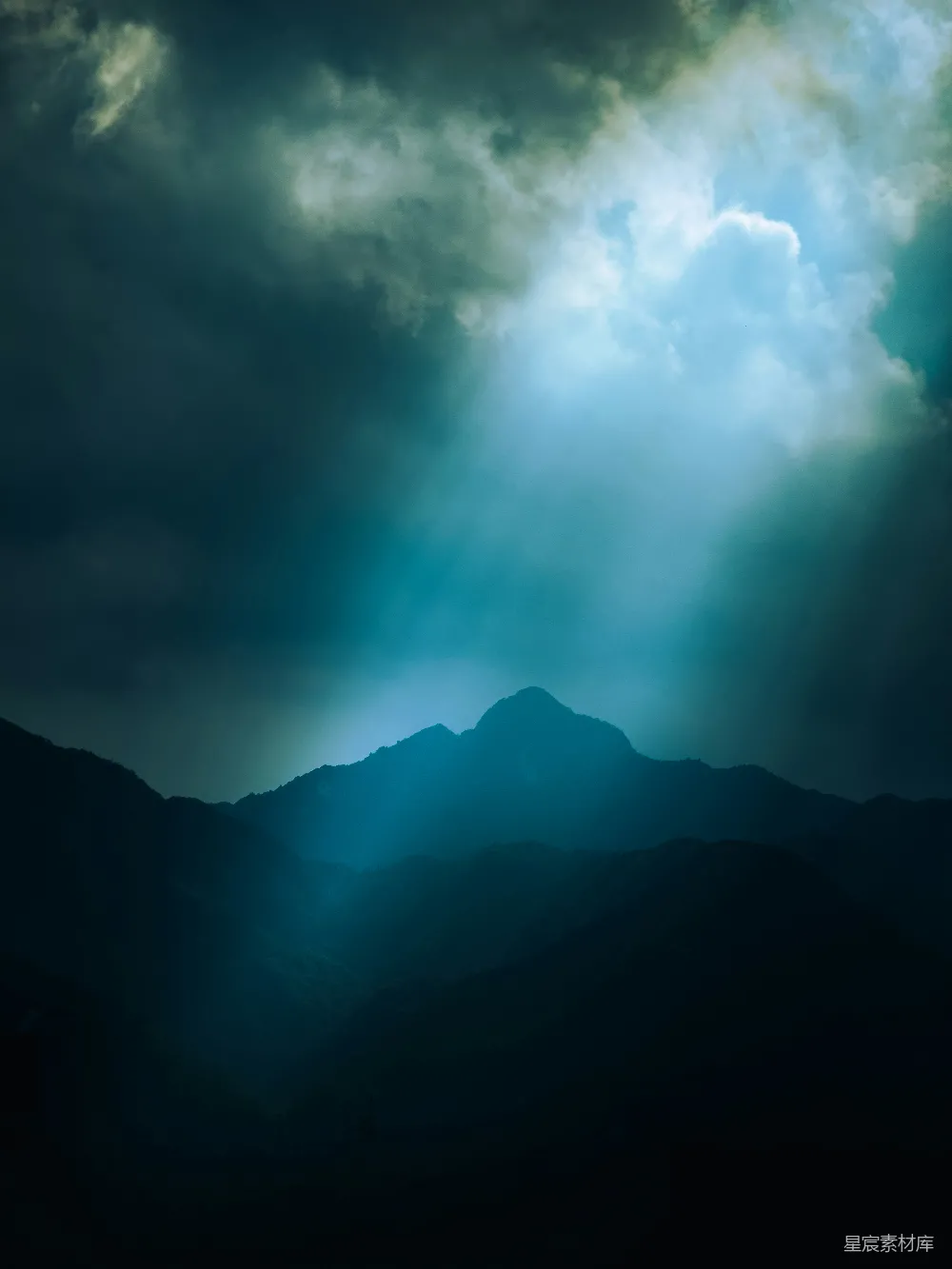 高清摄影 山景 云雾 光线 宁静 自然 山间光束