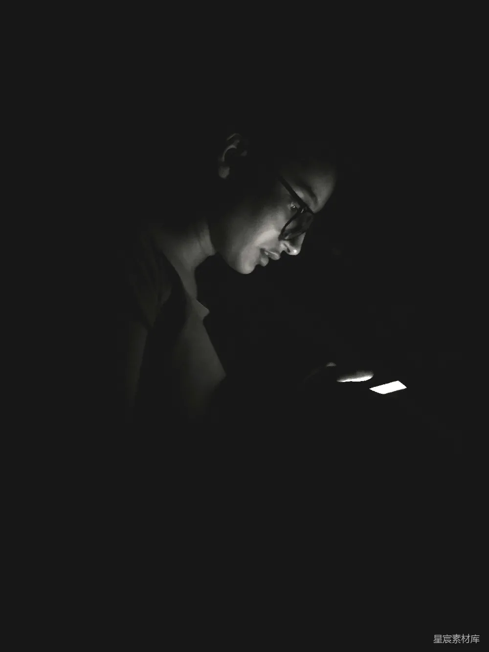高清摄影 黑与白 专注 人物 深夜 简洁 昏暗中的专注