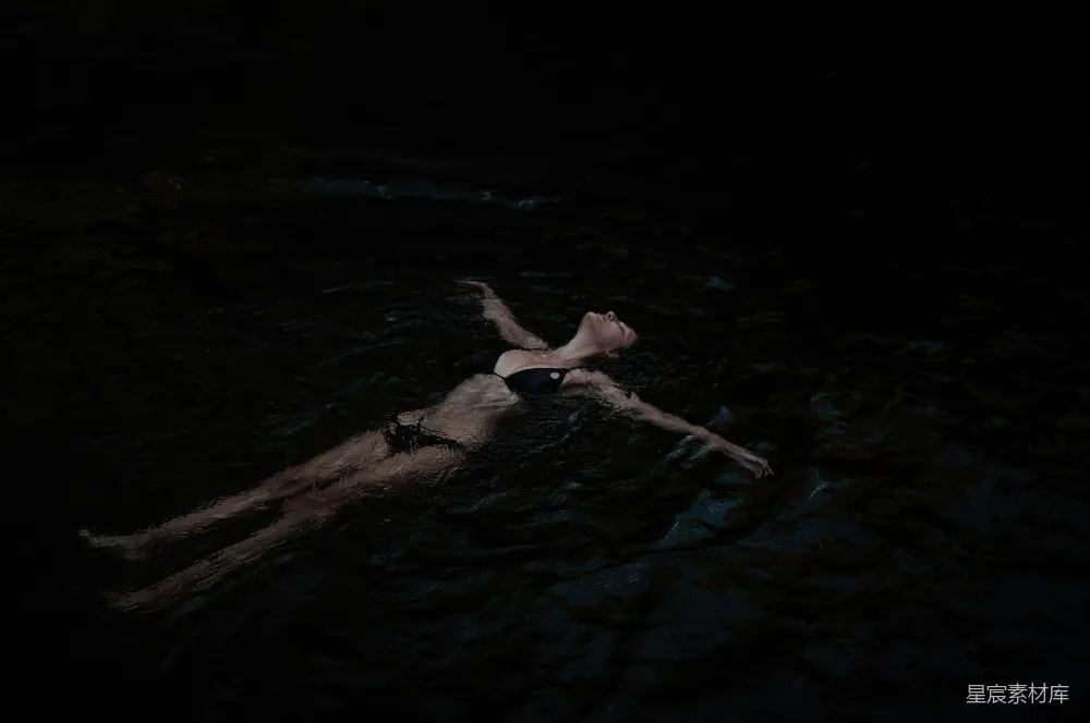 高清摄影 宁静 水 浮沉 女性 自然 水中浮沉的宁静