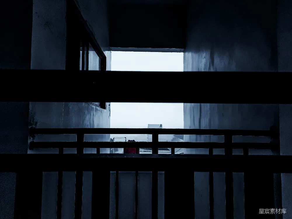 高清摄影 建筑 阴暗 窗户 城市 孤独 阴郁的阳台视角