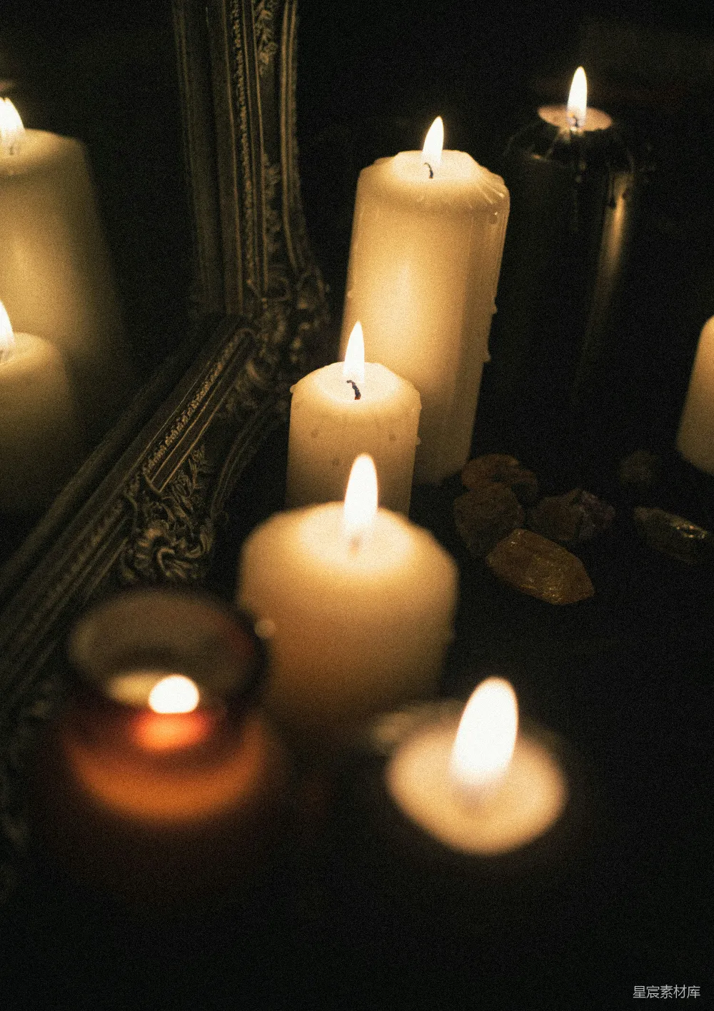 高清摄影 蜡烛 神秘 黑暗 氛围营造 艺术 烛光下的神秘氛围