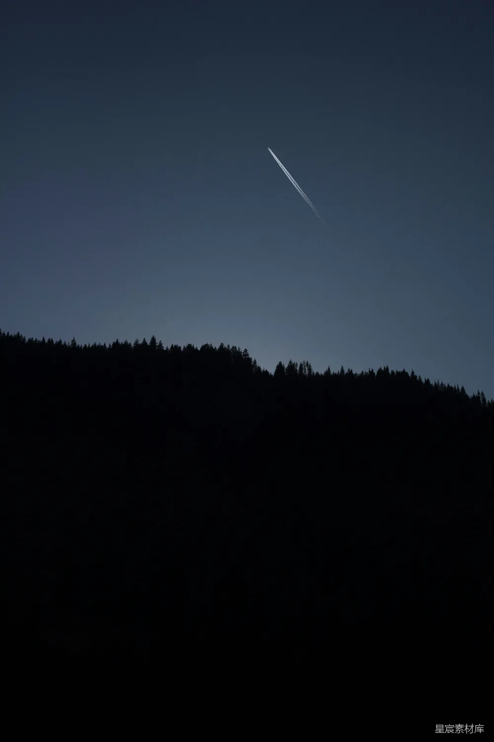 高清摄影 夜空 飞机 飞行 自然 宁静 夜空中划过的飞机