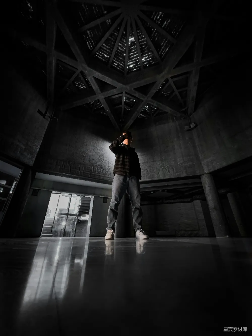 高清摄影 现代建筑 青年 时尚 都市 艺术 现代建筑中的青年剪影