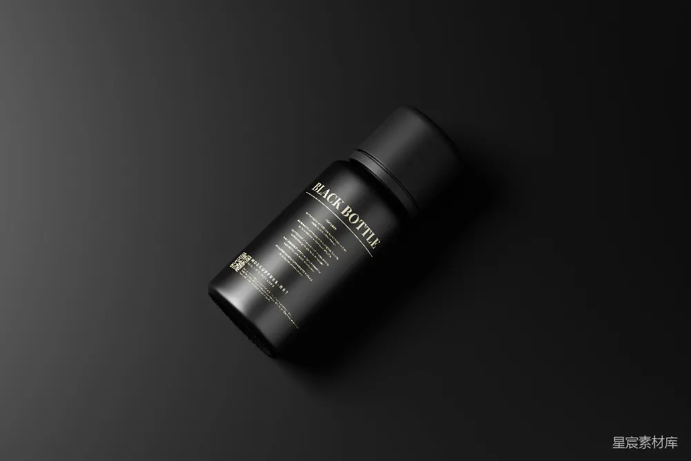 这是一张展示黑色瓶身的化妆品图片。图片采用了极简的风格，黑色背景与瓶子形成强烈对比，突显出产品的高端感。瓶身上有金色的文字和二维码，整体设计简洁而精致，适合用于高端化妆品的展示。