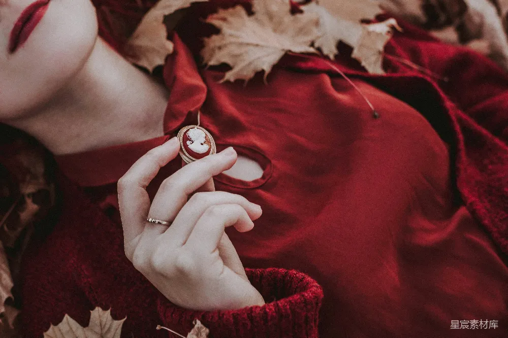 高清摄影 复古 红色 时尚 珠宝 女性 红色华服中的复古项链