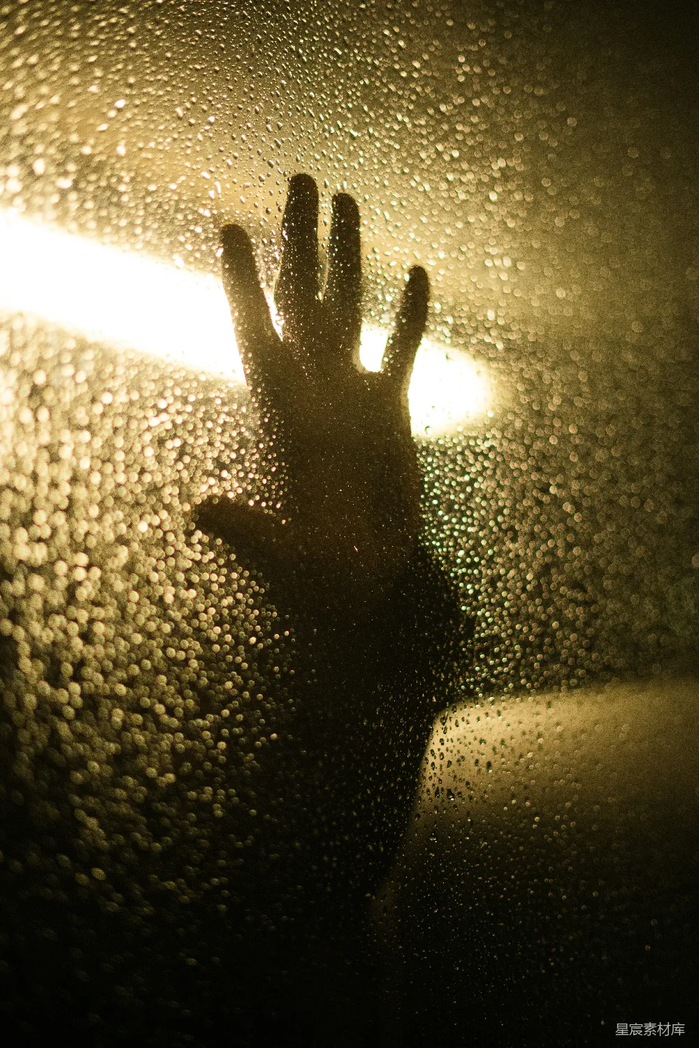 高清摄影 雨夜 窗户 手影 情感 孤独 雨夜窗影：手触玻璃