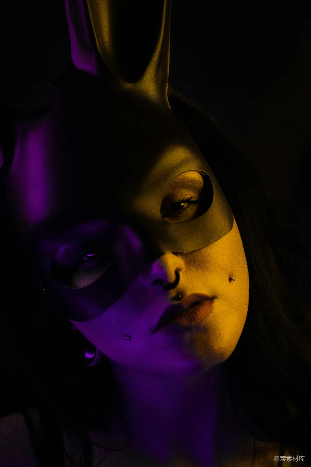 高清摄影 面部特写 艺术摄影 色彩对比 独特妆容 夜晚 紫色与金色交织的脸部特写