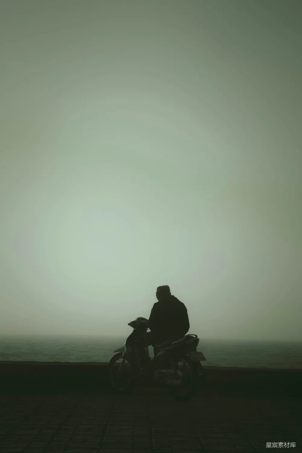 高清摄影 摩托车 雾天 孤独 旅行 风景 雾中的骑行者