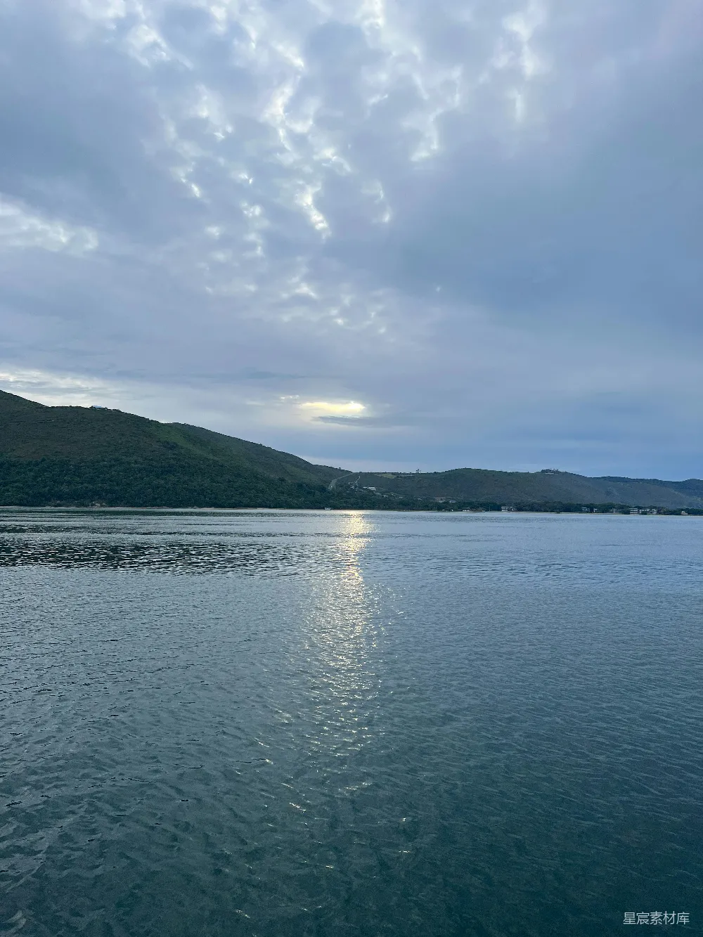 高清摄影 湖景 宁静 自然风光 山丘 傍晚 宁静的湖面与山景