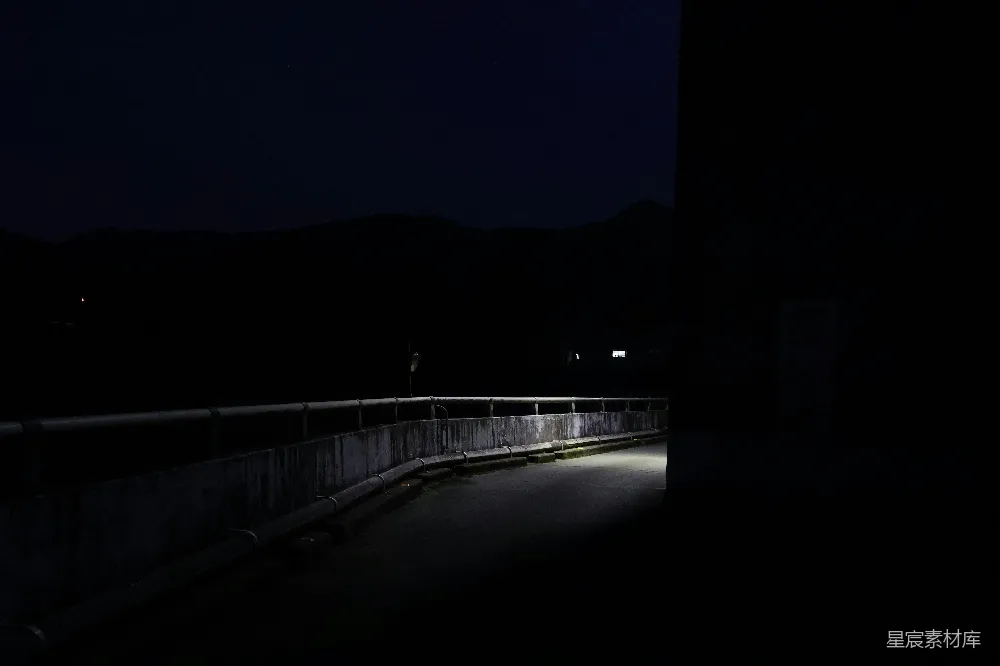 高清摄影 夜间 山景 孤独 寂静 自然 夜幕下的山间小路
