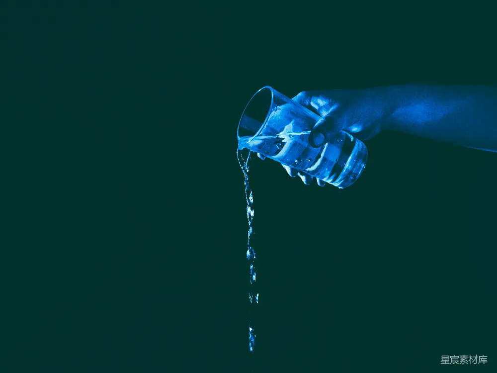 高清摄影 倒水 手 玻璃杯 水滴 静谧 倒水的瞬间