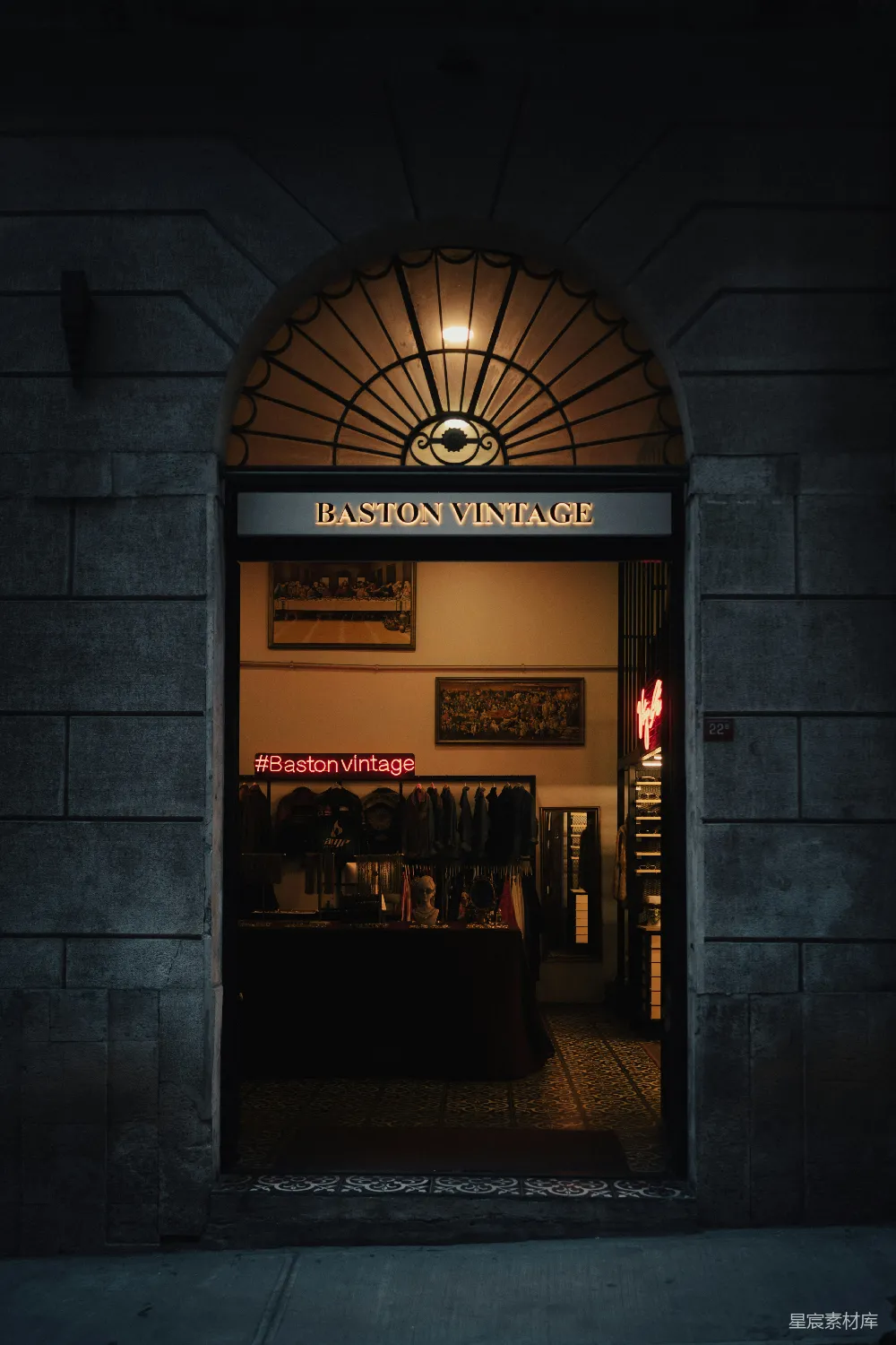 高清摄影 复古 夜景 店铺 城市 时尚 复古店铺夜景：Baston Vintage