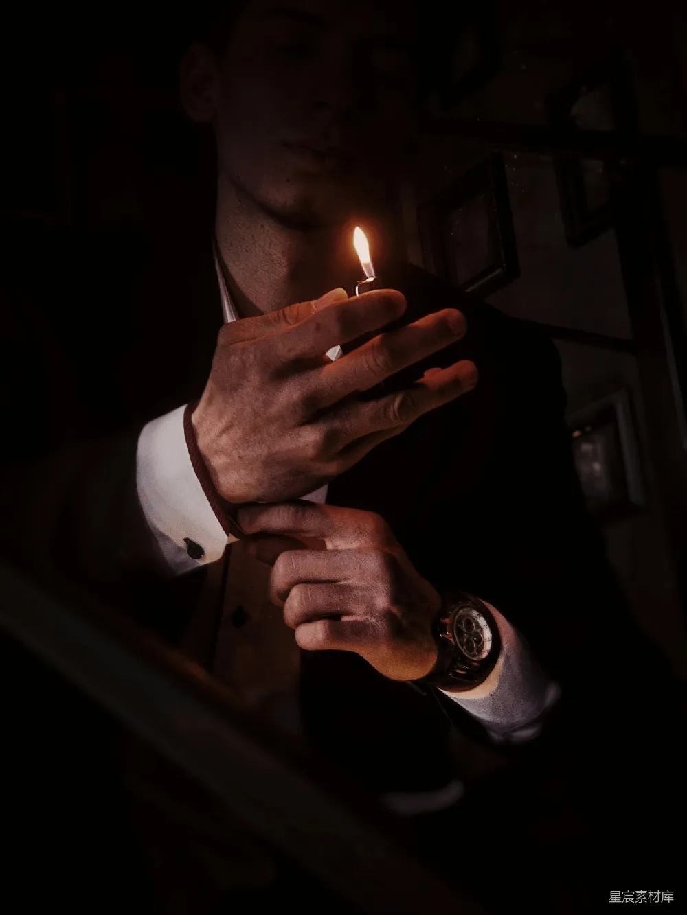 高清摄影 复古 男性 烟斗 优雅 夜晚 昏暗中的绅士