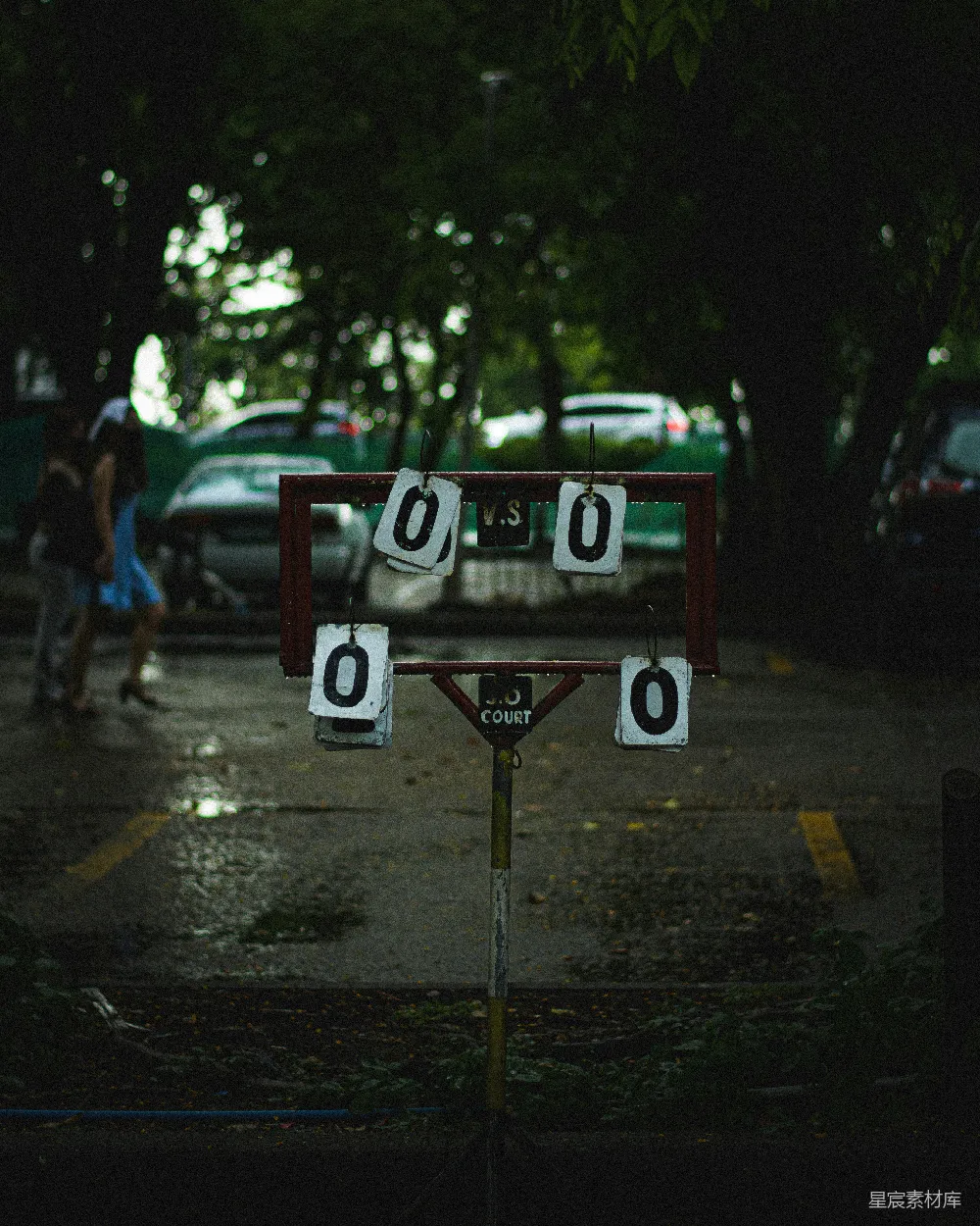 高清摄影 篮球场 雨后 比分牌 户外 休闲 雨后篮球场的比分牌