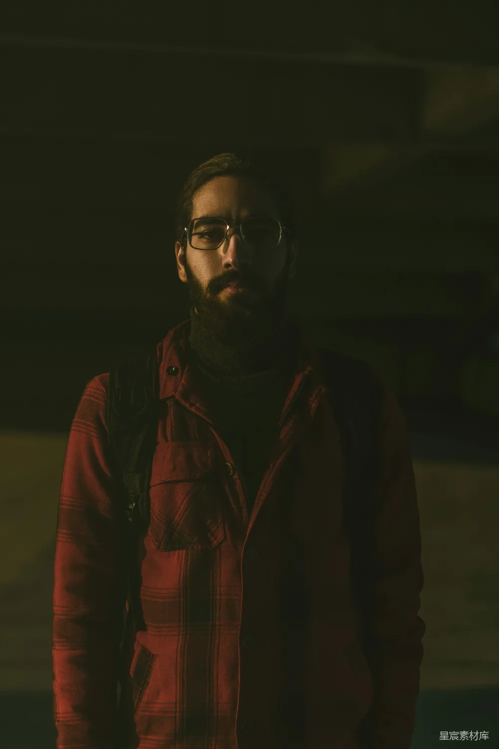 高清摄影 夜晚 旅行 背影 城市 沉思 夜晚的旅行者