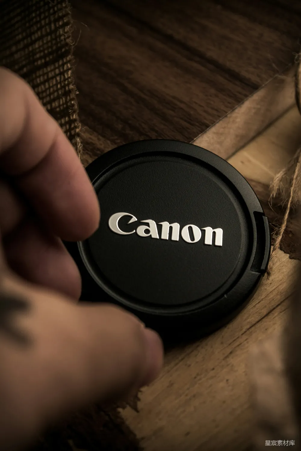 高清摄影 Canon 摄影 镜头盖 细节 木质背景 Canon镜头盖特写