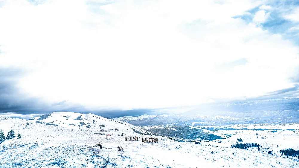 高清摄影 冬季 雪景 自然风光 宁静 山脉 冬日雪景中的宁静与壮丽