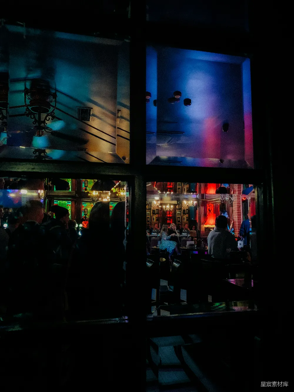 高清摄影 酒吧 夜晚 光影效果 社交场合 城市生活 酒吧夜晚的光影与氛围
