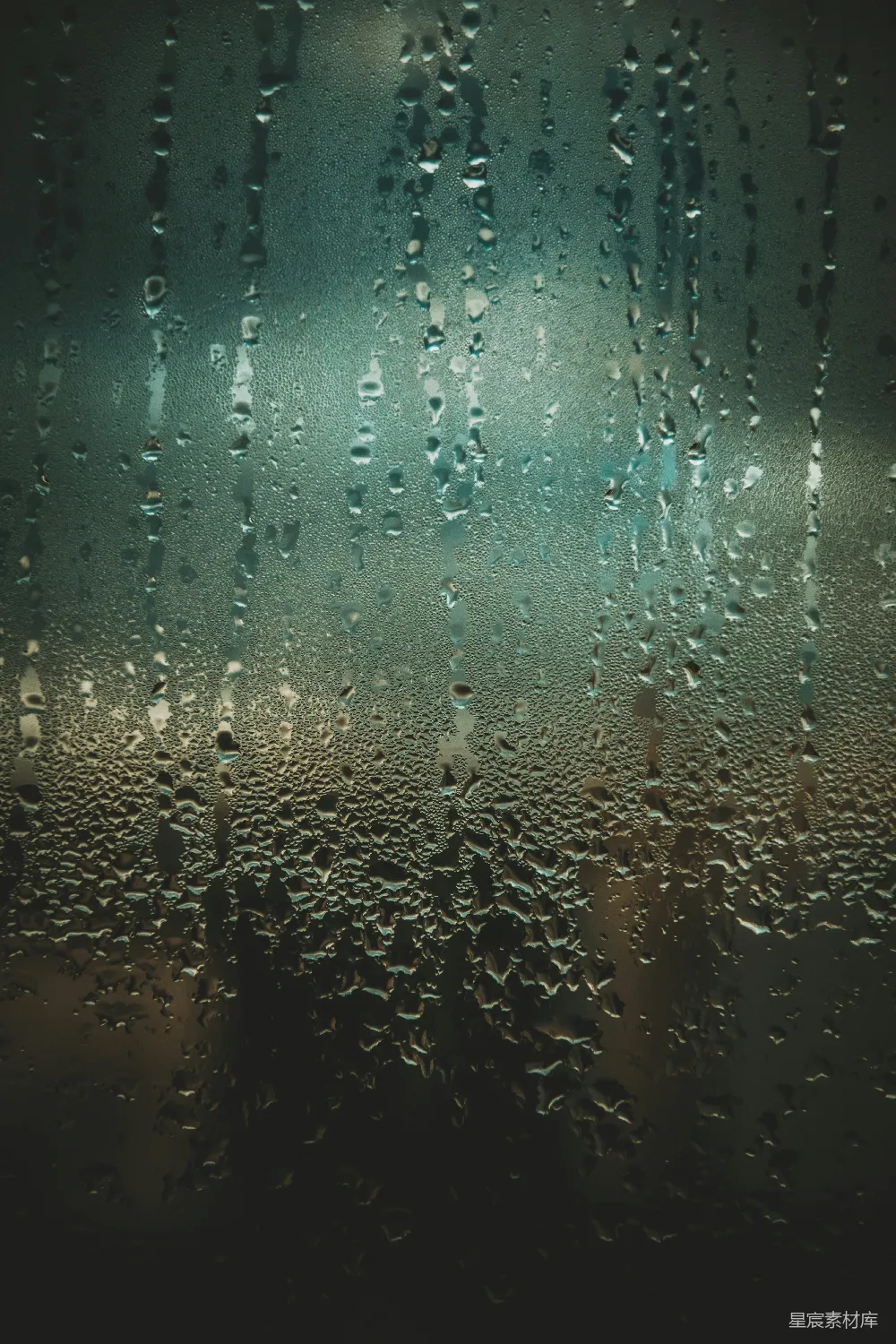 高清摄影 暗背景上滴落的雨珠