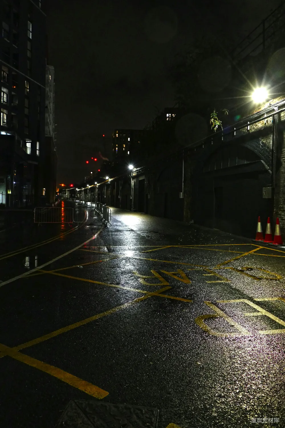 高清摄影 城市夜景 雨夜 孤独 街道 建筑 雨夜街道的孤独一隅