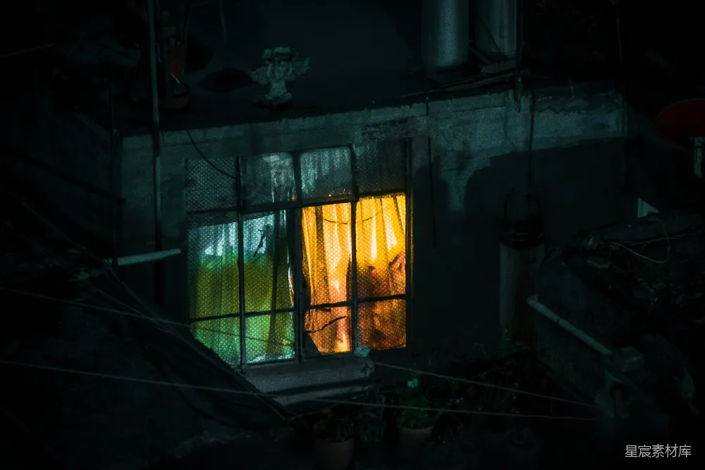 高清摄影 昏暗 窗户 彩色 夜晚 废弃 昏暗中的彩色窗户